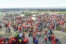 Początek parady Moto Mikołajów we Wrocławiu, 7 grudnia 2025