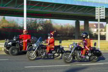 Początek parady Moto Mikołajów we Wrocławiu, 7 grudnia 2025