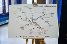 <p>Plansza z mapą połączeń kolejowych we Wrocławiu dostąpnych w systemi Urbancard</p>