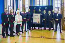 <p>Uczestnicy konferencji prasowej poświęconej przedłużeniu umowy na Urbancard na kolei we Wrocławiu. Dworzec Gł&oacute;wny PKP we Wrocławiu, 08.12.2025.</p>