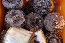 <p>Produkcja świec okopowych przez wrocławskich wolontariuszy z Foreign Front. Zdjęcie archiwalne.</p>