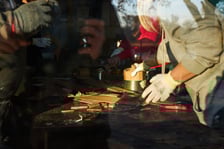 <p>Produkcja świec okopowych przez wrocławskich wolontariuszy z Foreign Front. Zdjęcie archiwalne.</p>