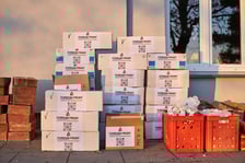 <p>Produkcja świec okopowych przez wrocławskich wolontariuszy z Foreign Front. Zdjęcie archiwalne.</p>