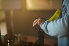 <p>Produkcja świec okopowych przez wrocławskich wolontariuszy z Foreign Front. Zdjęcie archiwalne.</p>