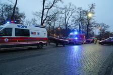 <p>Samoch&oacute;d w Fosie Miejskiej na Podwalu na wysokości numeru 53 - 13 grudnia</p>