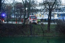 <p>Samoch&oacute;d w Fosie Miejskiej na Podwalu na wysokości numeru 53 - 13 grudnia</p>