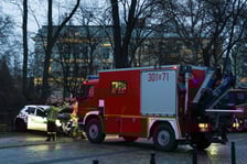 <p>Samoch&oacute;d w Fosie Miejskiej na Podwalu na wysokości numeru 53 - 13 grudnia</p>