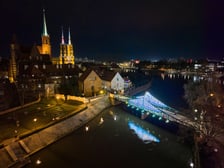 <p>Ostr&oacute;w Tumski wygląda przed świętami jak baśniowa kraina</p>