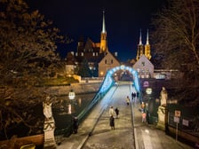 <p>Ostr&oacute;w Tumski wygląda przed świętami jak baśniowa kraina</p>