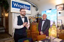 <p>Warsztaty kulinarne w Restauracji Wrocławskiej &ndash; dr Grzegorz Sobel (z prawej) i dr Tomasz Sielicki (z lewej) opowiadają o wrocławskiej kuchni&nbsp;</p>