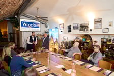 <p>Warsztaty kulinarne w Restauracji Wrocławskiej &ndash; dr Grzegorz Sobel (z prawej) i dr Tomasz Sielicki (z lewej) opowiadają o wrocławskiej kuchni&nbsp;</p>