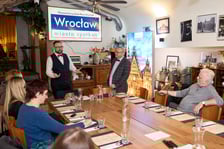 <p>Warsztaty kulinarne w Restauracji Wrocławskiej &ndash; dr Grzegorz Sobel (z prawej) i dr Tomasz Sielicki (z lewej) opowiadają o wrocławskiej kuchni&nbsp;</p>