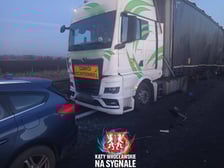 Karambol na A4! Ciężarówka w stoi w poprzek autostrady.