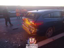 Karambol na A4! Ciężarówka w stoi w poprzek autostrady.