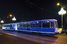 Zdjęcie "Światełkowego tramwaju" gdy kursował w mikołajki 6 grudnia