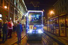 Zdjęcie "Światełkowego tramwaju" gdy kursował w mikołajki 6 grudnia