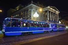 Zdjęcie "Światełkowego tramwaju" gdy kursował w mikołajki 6 grudnia