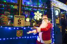 Zdjęcie "Światełkowego tramwaju" gdy kursował w mikołajki 6 grudnia