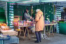 Stoisko pana Bogdana - na nim można kupić najróżniejsze światełka na choinkę