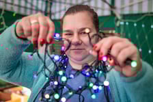 Sprzedawczyni Justyna Ambroży pokazuje światełka choinkowe