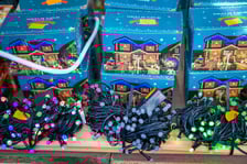 Kolorowe światełka choinkowe ze stoiska pana Bogdana