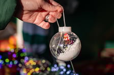 Lampka ze świętym mikołajem w środku - można taki komplet zawiesić na balkonie