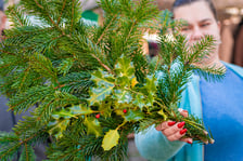 Gałązka ostrokrzewu - "łapka" kupowana jako dekoracja bożonarodzeniowa na grób