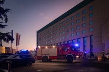 <p>Pożar na ul. Drobnera wybuchł w pokoju hotelu Plaza</p>