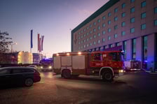 <p>Z hotelu zostało ewakuowanych 70 os&oacute;b, jedna jest ranna</p>