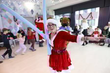 Paczki Dobrych Relacji w w siedzibie fundacji dla dzieci Zobacz Mnie przy ul. Bolkowskiej, 22 grudnia 2025