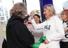 Paczki Dobrych Relacji w w siedzibie fundacji dla dzieci Zobacz Mnie przy ul. Bolkowskiej, 22 grudnia 2025