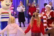 Paczki Dobrych Relacji w w siedzibie fundacji dla dzieci Zobacz Mnie przy ul. Bolkowskiej, 22 grudnia 2025