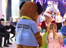 Paczki Dobrych Relacji w w siedzibie fundacji dla dzieci Zobacz Mnie przy ul. Bolkowskiej, 22 grudnia 2025