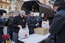 Świąteczne paczki z żywnością dla najuboższych mieszkańców Wrocławia - 24.12.2025