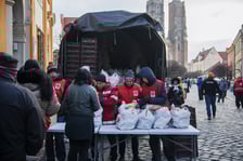 Świąteczne paczki z żywnością dla najuboższych mieszkańców Wrocławia - 24.12.2025