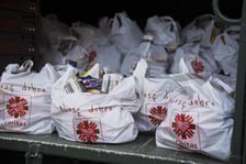 Świąteczne paczki z żywnością dla najuboższych mieszkańców Wrocławia - 24.12.2025