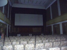 Budynek po kinie Lwów w 2022 roku (zdjęcie dzięki uprzejmości osób prowadzących profil FB Introwertyczny Wrocław i jego dzikie okolice)