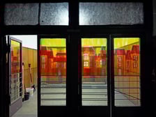 Budynek po kinie Lwów w 2022 roku (zdjęcie dzięki uprzejmości osób prowadzących profil FB Introwertyczny Wrocław i jego dzikie okolice)