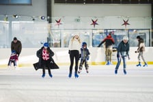 <p>W sobotę 27 grudnia wrocławianie ślizgali się na lodowisku przy ul. Jaksonowickiej</p>