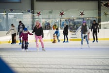 <p>W sobotę 27 grudnia wrocławianie ślizgali się na lodowisku przy ul. Jaksonowickiej</p>