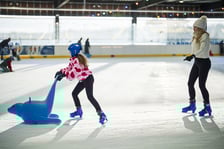<p>W sobotę 27 grudnia wrocławianie ślizgali się na lodowisku przy ul. Jaksonowickiej</p>