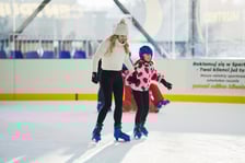 <p>W sobotę 27 grudnia wrocławianie ślizgali się na lodowisku przy ul. Jaksonowickiej</p>