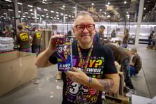 Jurek Owsiak z "puszką" Finału WOŚP 2026