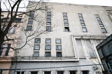 <p>Na zdjęciu obecny stan budynku przy ul. Hallera 15, w kt&oacute;rym mieściło się niegdyś Kino &bdquo;Lw&oacute;w&rdquo;</p>