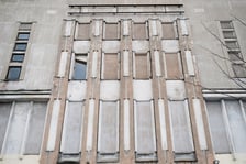 <p>Na zdjęciu obecny stan budynku przy ul. Hallera 15, w kt&oacute;rym mieściło się niegdyś Kino &bdquo;Lw&oacute;w&rdquo;</p>