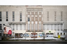 <p>Na zdjęciu obecny stan budynku przy ul. Hallera 15, w kt&oacute;rym mieściło się niegdyś Kino &bdquo;Lw&oacute;w&rdquo;</p>