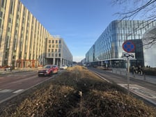 Pas rozdzielający jezdnie na ul. Suchej od strony skrzyżowania z Borowską zostanie wykorzystany pod budowę torowiska.