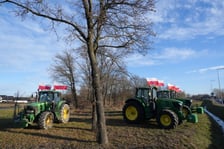 Protest rolników przy rondzie Ochotniczych Straży Pożarnych na Wschodniej Obwodnicy Wrocławia na wysokości miejscowości Kiełczówek w pobliżu wrocławskiego Wojnowa