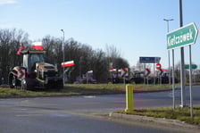 Protest rolników przy rondzie Ochotniczych Straży Pożarnych na Wschodniej Obwodnicy Wrocławia na wysokości miejscowości Kiełczówek w pobliżu wrocławskiego Wojnowa