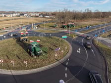 Protest rolników przy rondzie Ochotniczych Straży Pożarnych na Wschodniej Obwodnicy Wrocławia na wysokości miejscowości Kiełczówek w pobliżu wrocławskiego Wojnowa